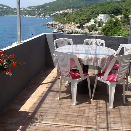 Πανσιόν By The Sea 3*